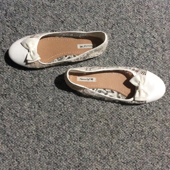 American Eagle White Lacey Patent Ballet Flats w. Bow - Picture 3 of 3